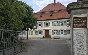 Das Siegelsbacher Schloss ist &uuml;ber 300 Jahre alt und beherbergt heute das evangelische Pfarramt sowie den Kindergarten der Kirchengemeinde. Foto: Elfi Hofmann
