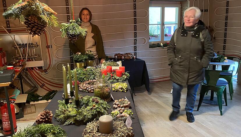 Tina Schroth (links) hat zahlreiche Kränze geschmückt. Die Besucher interessieren sich auch für das Innere der Baustelle, die Bistro, Galerie und Ferienwohnung werden soll. Tina Schroth (links) hat zahlreiche Kränze geschmückt. Die Besucher interessieren sich auch für das Innere der Baustelle, die Bistro, Galerie und Ferienwohnung werden soll.