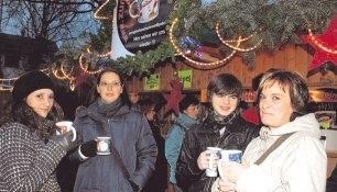 Ein Glühwein oder ein alkoholfreier Punsch gehören beim Weihnachtsmarkt dazu. Auch diese Vier genossen die heißen Getränke bei nicht allzu kalten Temperaturen. Ein Glühwein oder ein alkoholfreier Punsch gehören beim Weihnachtsmarkt dazu. Auch diese Vier genossen die heißen Getränke bei nicht allzu kalten Temperaturen.