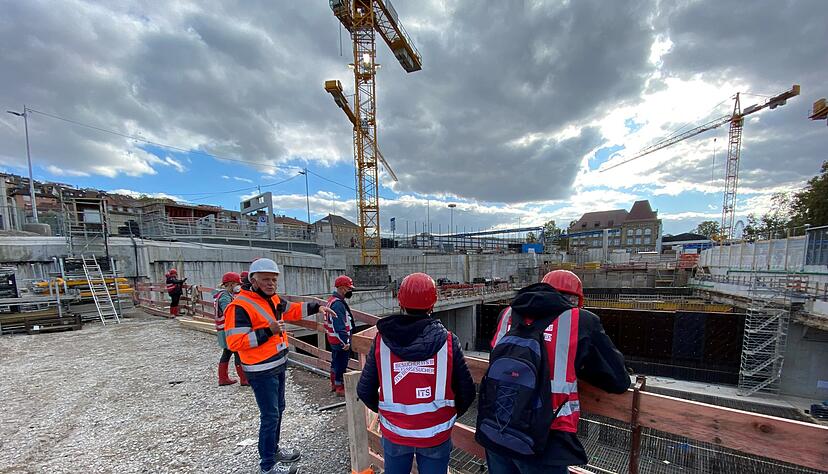 Mittendrin: Erwin Thieleke f&uuml;hrt 19 Stimme-Leser am Samstagmittag auf der Baustelle am Stuttgarter Hauptbahnhof herum.
Foto: Lisa K&ouml;nnecke