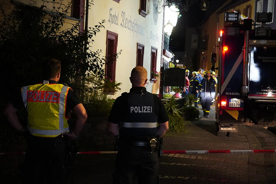 Einsatzkräfte der Polizei und Feuerwehr sind nach dem Einsturz eines Hotels im Einsatz.