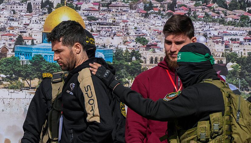 Israelische Geiseln vor der &Uuml;bergabe an das Rote Kreuz.