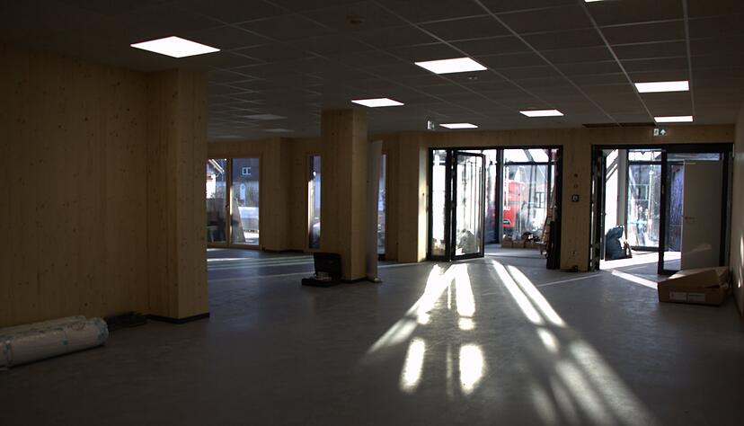 Warm und freundlich gestalten sich die Innenr&auml;ume der neuen Grundschule mit den W&auml;nden aus Holz.