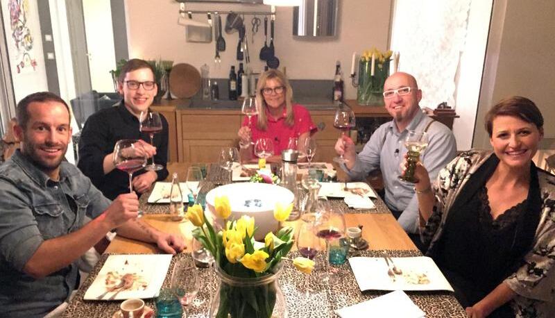 Wer ist der Profi? Die Dinnerrunde an Karen Stadlers (Mitte) Tisch in Neuenstadt-Stein r&auml;tselt. 
Fotos: MG RTL D/ITV Studios