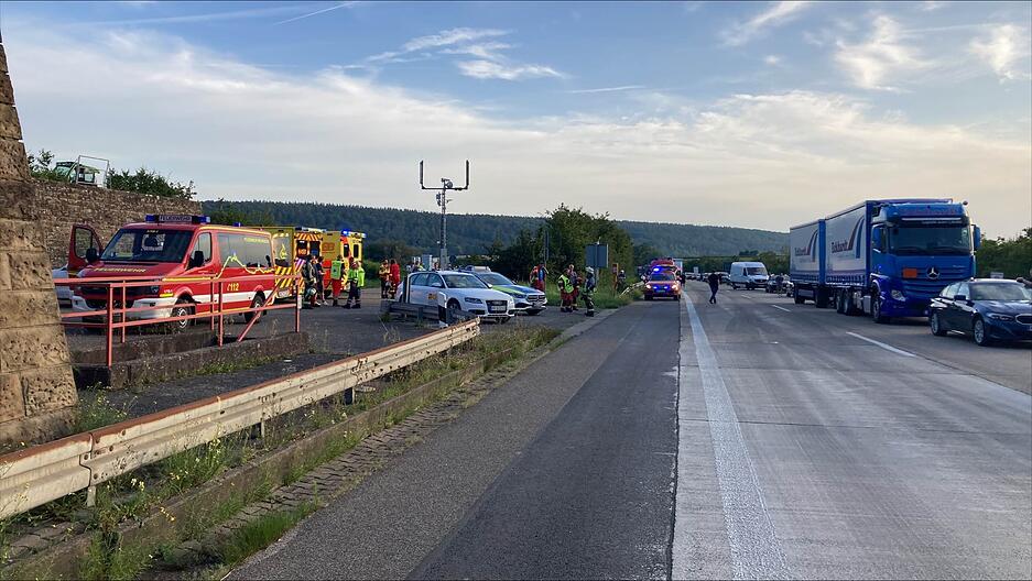 Reisebus brennt auf A81 aus