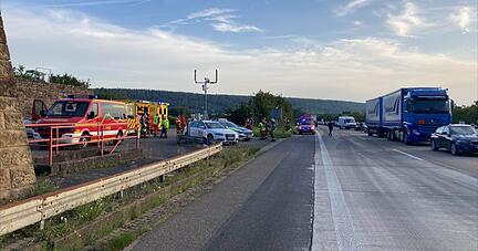 Reisebus brennt auf A81 aus