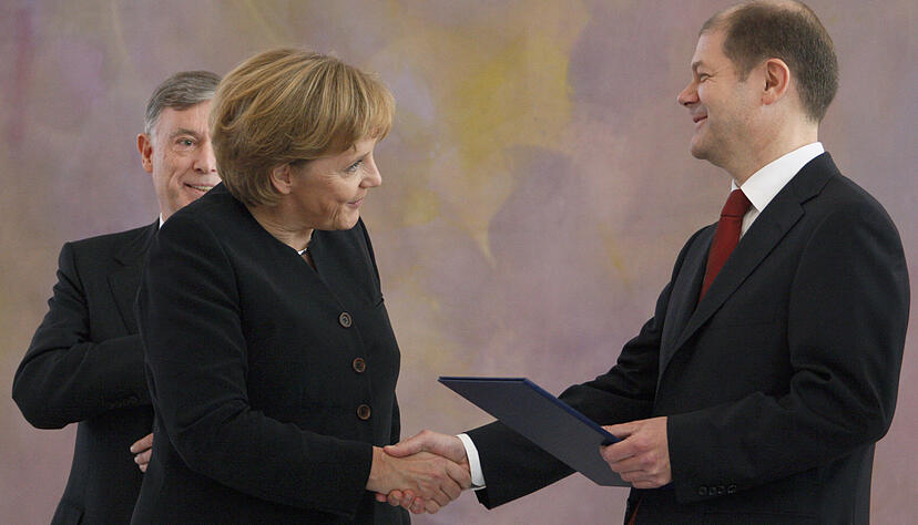 Bundeskanzlerin Angela Merkel gibt am Mittwoch (21.11.2007) in Berlin im Schloss Bellevue nach der Überreichung der Ernennungsurkunde neben Bundespräsident Horst Köhler stehend dem neuen Arbeitsminister Olaf Scholz (SPD) die Hand. Bundespräsident Köhler und Bundeskanzlerin Merkel dankten Müntefering, der sich nach seinem Rückzug vom Ministeramt um seine kranke Ehefrau kümmern will, für seine Arbeit. Bundeskanzlerin Angela Merkel gibt am Mittwoch (21.11.2007) in Berlin im Schloss Bellevue nach der Überreichung der Ernennungsurkunde neben Bundespräsident Horst Köhler stehend dem neuen Arbeitsminister Olaf Scholz (SPD) die Hand. Bundespräsident Köhler und Bundeskanzlerin Merkel dankten Müntefering, der sich nach seinem Rückzug vom Ministeramt um seine kranke Ehefrau kümmern will, für seine Arbeit.
