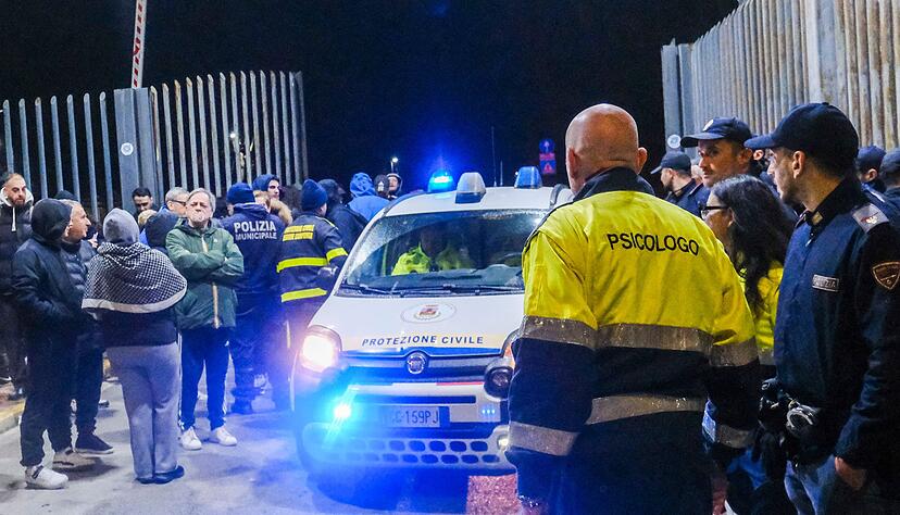 Erneut bebt die Erde in den Phlegräischen Feldern. Menschen laufen verängstigt auf die Straße. Erneut bebt die Erde in den Phlegräischen Feldern. Menschen laufen verängstigt auf die Straße.