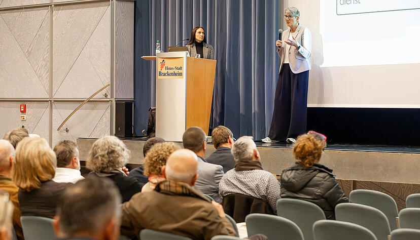 Die Bereitschaftspraxis in Brackenheim schließt zum 30. November. Wenige Wochen davor stellte die stellvertretende Vorstandsvorsitzende der KVBW, Doris Reinhardt (r.) vor, wie der Bereitschaftsdienst ab 1. Dezember strukturiert ist.
Foto: Lina Bihr