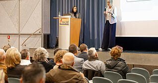 Die Bereitschaftspraxis in Brackenheim schließt zum 30. November. Wenige Wochen davor stellte die stellvertretende Vorstandsvorsitzende der KVBW, Doris Reinhardt (r.) vor, wie der Bereitschaftsdienst ab 1. Dezember strukturiert ist.
Foto: Lina Bihr