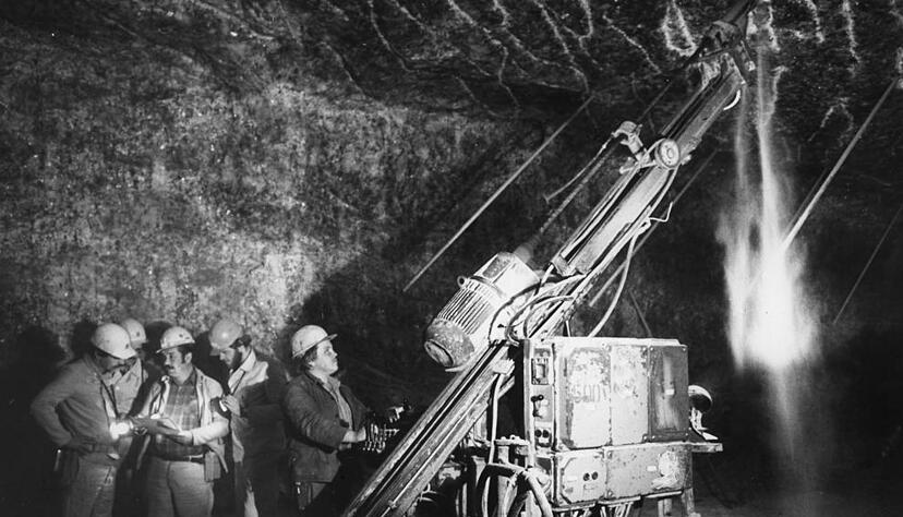 Zusammengestellt von Archiv und Dokumentation der Heilbronner Stimme

Die Geschichte des Salzbergbaus in Heilbronn beginnt Ende des 19. Jahrhunderts. Seitdem gehören auch Bergleute in die Stadt am Neckar.

Nach zwanzig Jahren Pause gibt es im Januar 1981 bei den Südwestdeutschen Salzwerken erstmals wieder eigenen Nachwuchs an Bergwerkmechanikern. Alle sechs jungen Männer bestehen die Prüfung im Salz.