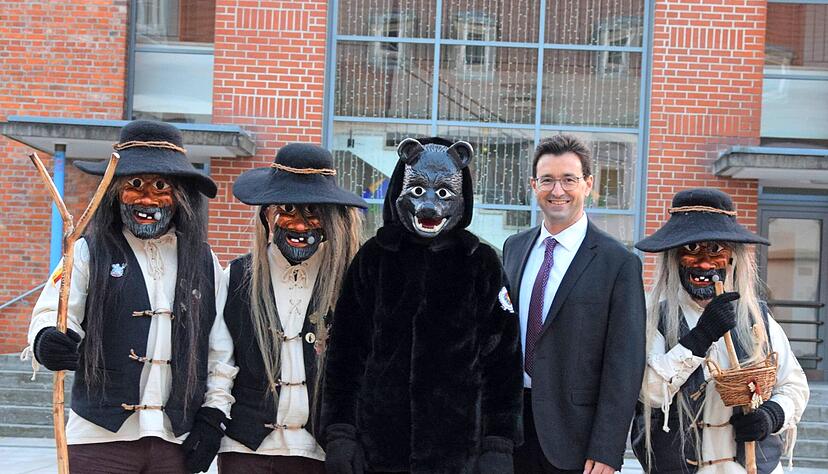 Die Bärenfänger und der Bär der "1. Fasnetzunft Gemmingen Bärafonger" beim Treffen mit Bürgermeister Timo Wolf vor dem Alten Rathaus. Die Masken der Symbolfiguren wurden in Nürtingen geschnitzt.
Foto: Gabriele Schneider Die Bärenfänger und der Bär der "1. Fasnetzunft Gemmingen Bärafonger" beim Treffen mit Bürgermeister Timo Wolf vor dem Alten Rathaus. Die Masken der Symbolfiguren wurden in Nürtingen geschnitzt.
Foto: Gabriele Schneider