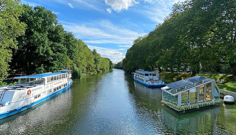Mit Hilfe von Künstlicher Intelligenz haben Studierende der HHN Bilder kreiert, wie ein Hausboot auf dem Neckar einmal aussehen könnte.