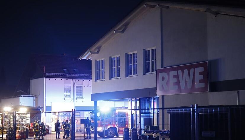 Der Supermarkt wird abgesperrt.