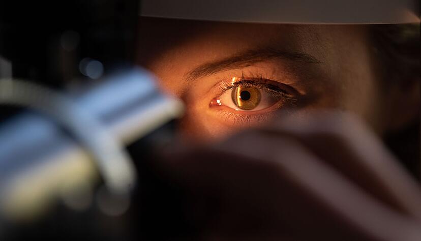 Hoher Blutdruck könnte sich auch auf die Augen auswirken – deswegen auch mal die Augen checken lassen.