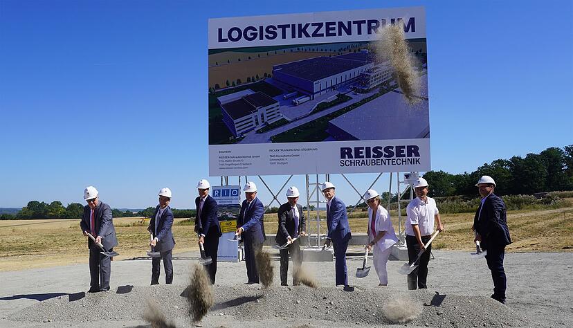 Spatenstich f&uuml;r ein riesiges Projekt: In Osterburken entsteht das neue Logistikzentrum, das am Stammsitz in Ingelfingen neue M&ouml;glichkeiten er&ouml;ffnet.