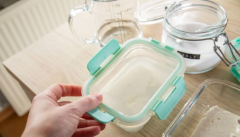 Schritt 3: Die Schale luftdicht verschließen. Schritt 3: Die Schale luftdicht verschließen.