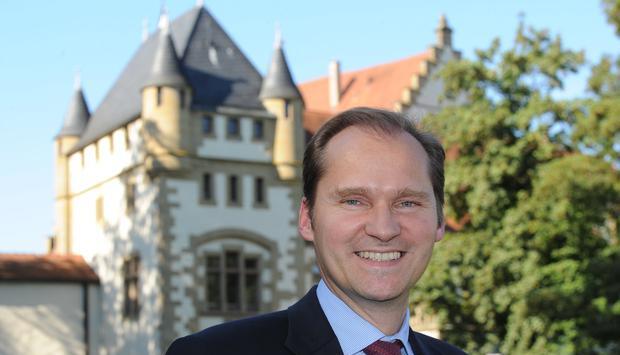 Baron Götz von Berlichingen steht vor der Götzenburg in Jagsthausen, die einer der Stammsitze der Herren von Berlichingen ist. Baron Götz von Berlichingen steht vor der Götzenburg in Jagsthausen, die einer der Stammsitze der Herren von Berlichingen ist.