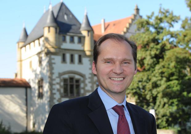 Baron G&ouml;tz von Berlichingen steht vor der G&ouml;tzenburg in Jagsthausen, die einer der Stammsitze der Herren von Berlichingen ist.