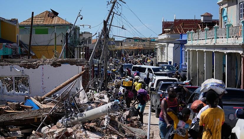 Vielerorts blockieren Tr&uuml;mmer die Stra&szlig;en.