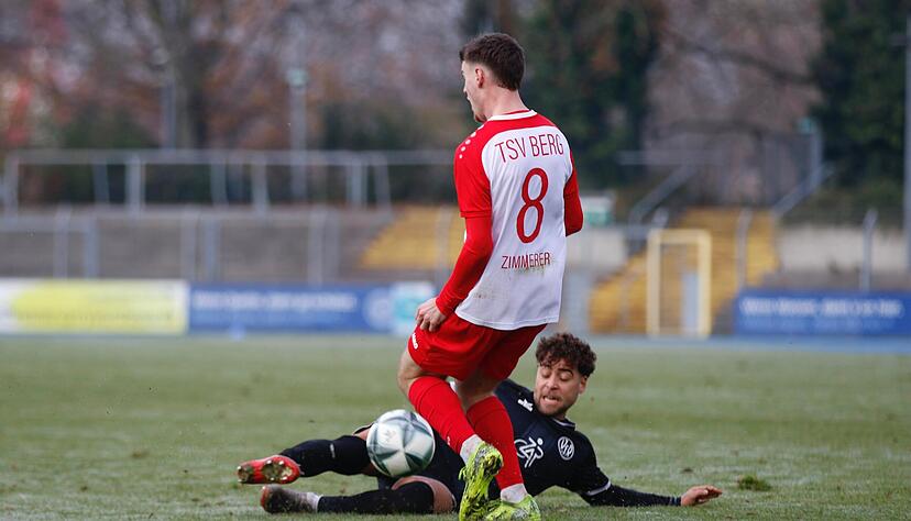 Ein Bild mit Symbolcharakter: Trotz einer starken Leistung gegen den TSV Berg liegen Darian Gurley und sein VfR am Ende am Boden.