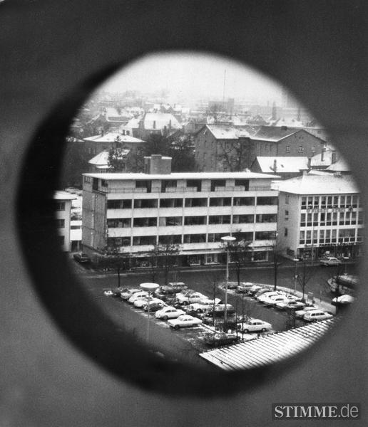 Blick vom Stimme-Hochhaus auf den südlichen Wollhausplatz und das neu errichtete Geschäftshaus 1967. Die Wollhaustraße führt damals noch zur Wilhelmstraße.