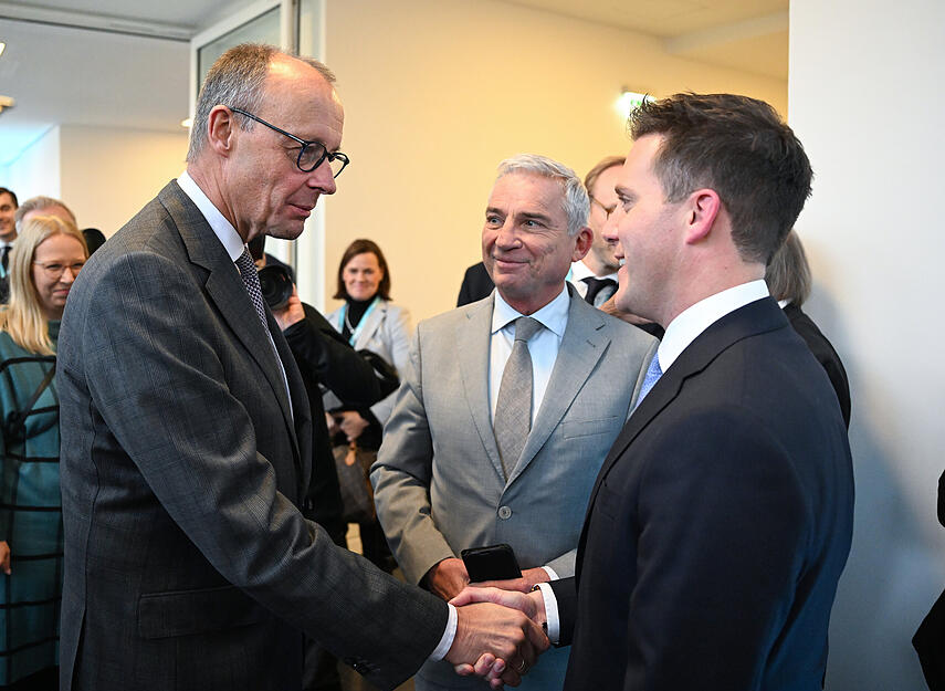 18.11.2023, Baden-Württemberg, Reutlingen: Friedrich Merz (l), der Bundesvorsitzende der CDU, gratuliert dem neuen Landesvorsitzenden der CDU Baden-Württemberg, Manuel Hagel (r), nach seiner Wahl. In der Mitte der scheidende Landesvorsitzende Thomas Strobl. Foto: Bernd Weißbrod/dpa +++ dpa-Bildfunk +++