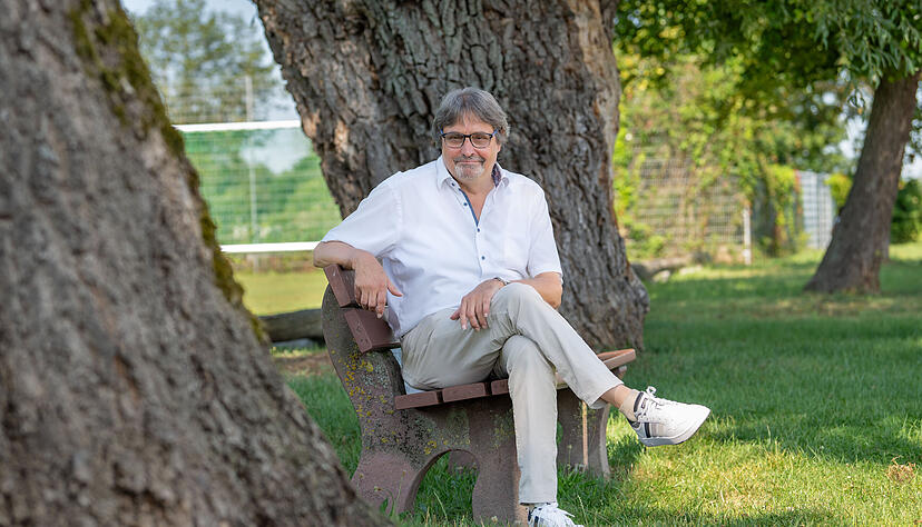 Armin Waldbüßer hat sich für das Foto das Sportgelände in Sülzbach, wo sein Wahlkreisbüro ist, ausgesucht. Hier spenden große, alte Bäume bei der Sommerhitze Schatten. Armin Waldbüßer hat sich für das Foto das Sportgelände in Sülzbach, wo sein Wahlkreisbüro ist, ausgesucht. Hier spenden große, alte Bäume bei der Sommerhitze Schatten.