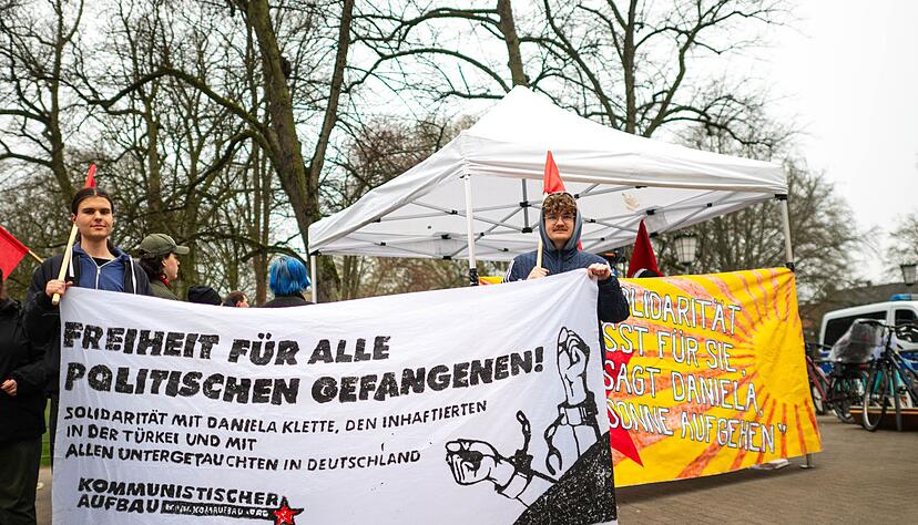 Unterst&uuml;tzer von Daniela Klette stehen vor dem Gerichtsgeb&auml;ude.