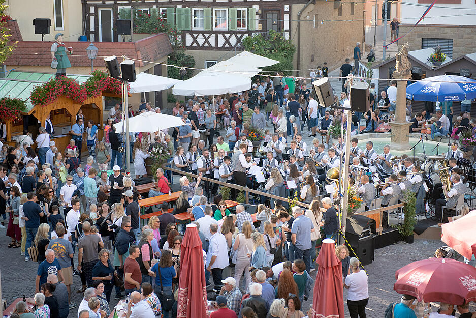 Auf dem Erlenbacher Weinfest geht es vor allem abends mitunter eng zu. Das tut der Gemütlichkeit aber keinen Abbruch, eher im Gegenteil. Besucher schätzen die ungezwungene Atmosphäre.