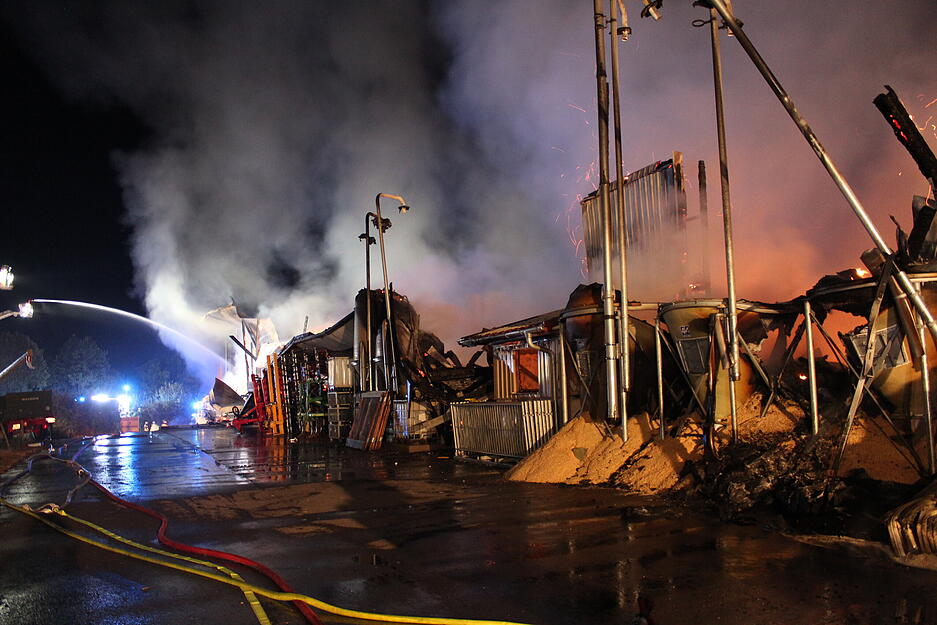 Es entstand ein Sachschaden von mindestens dreieinhalb bis vier Millionen Euro. Es entstand ein Sachschaden von mindestens dreieinhalb bis vier Millionen Euro.