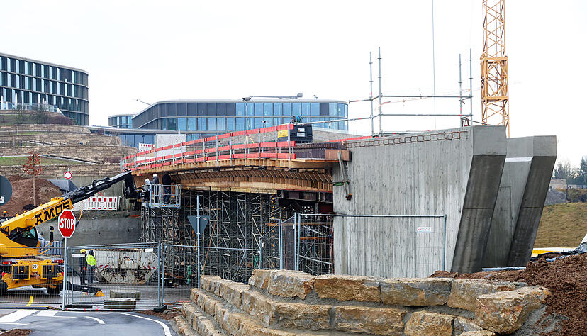 Eine zweite Brücke am Campus ist bereits betoniert und führt über die K2117. Bis 28. Februar soll sie komplett fertig sein. Eine zweite Brücke am Campus ist bereits betoniert und führt über die K2117. Bis 28. Februar soll sie komplett fertig sein.