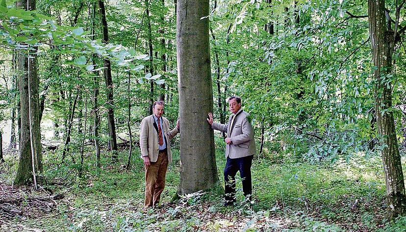 Johannes Graf von Zeppelin (links) und Alexander Graf von Zeppelin auf dem Grundstück, das Waldfriedhof werden soll.Foto: Claudia Burkert-Ankenbrand