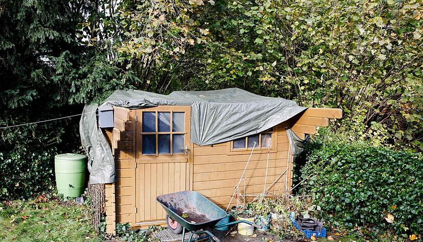 Manch eine Gartenhütte fällt heftigen Stürmen zum Opfer. Versicherungen übernehmen aber die Schäden unter bestimmten Voraussetzungen. Manch eine Gartenhütte fällt heftigen Stürmen zum Opfer. Versicherungen übernehmen aber die Schäden unter bestimmten Voraussetzungen.