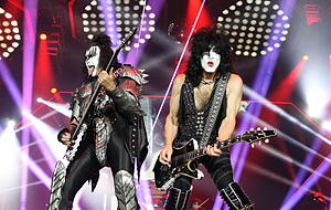 Kiss zählt mit mehr als 100 Millionen weltweit verkauften Alben mit zu den erfolgreichsten Rockbands aller Zeiten.