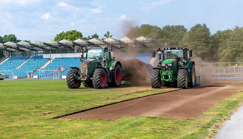 Die Arbeiten zur Renovierung des Frankenstadions haben auf dem Rasen begonnen.