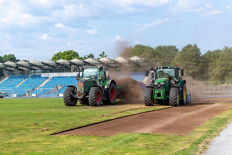Rasenfläche Frankenstadion wird abgetragen