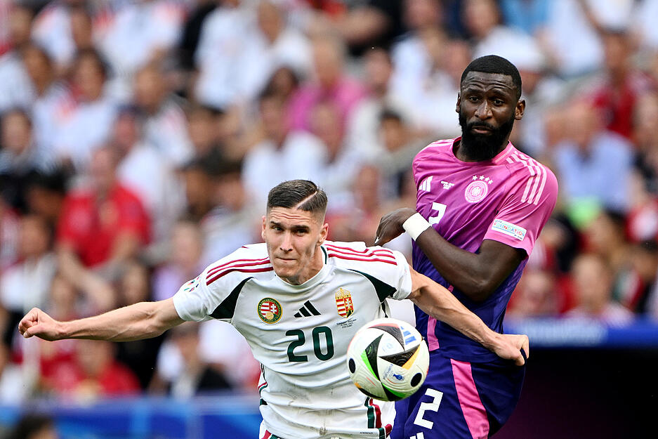 Antonio Rüdiger: In der 15. Minute blockte der Abwehrchef von Real Madrid einen Schuss von Roland Sallai. Das war alles sehr souverän.
Note: 2 Antonio Rüdiger: In der 15. Minute blockte der Abwehrchef von Real Madrid einen Schuss von Roland Sallai. Das war alles sehr souverän.
Note: 2