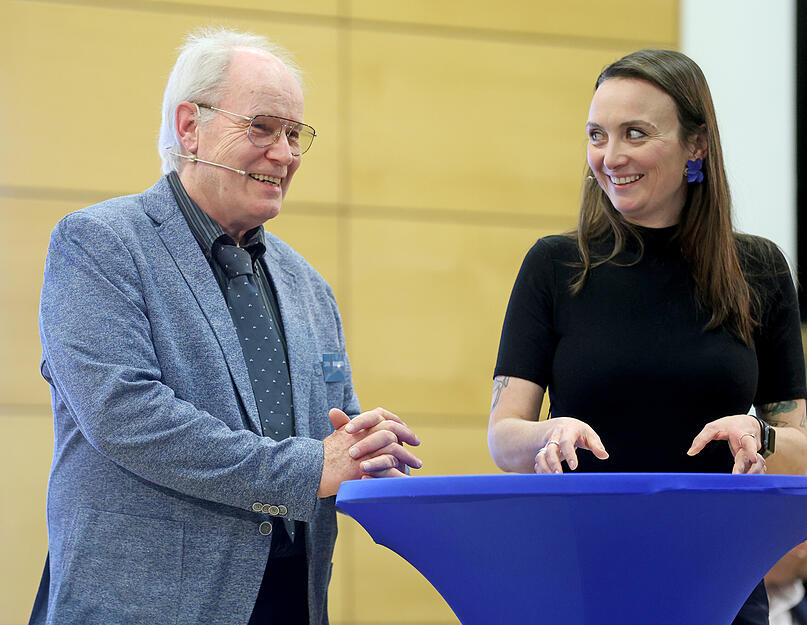 Die Kandidaten beantworten Fragen der Moderatoren und stellen ihre Programme vor.