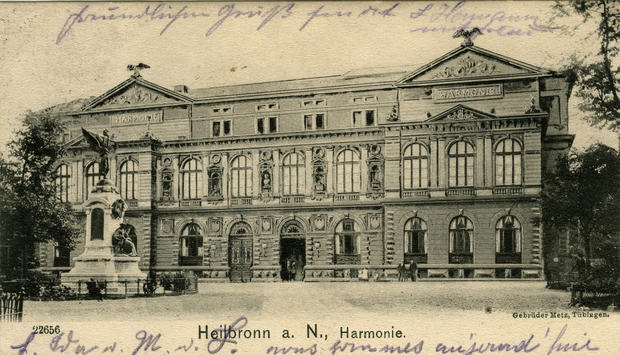 Zusammengestellt von Archiv und Dokumentation der Heilbronner Stimme 
Der prächtige Renaissancebau an der Allee ist  von Tempelgiebeln eingefasst. Der Stadtadler krönt die Giebel. Zusammengestellt von Archiv und Dokumentation der Heilbronner Stimme 
Der prächtige Renaissancebau an der Allee ist  von Tempelgiebeln eingefasst. Der Stadtadler krönt die Giebel.