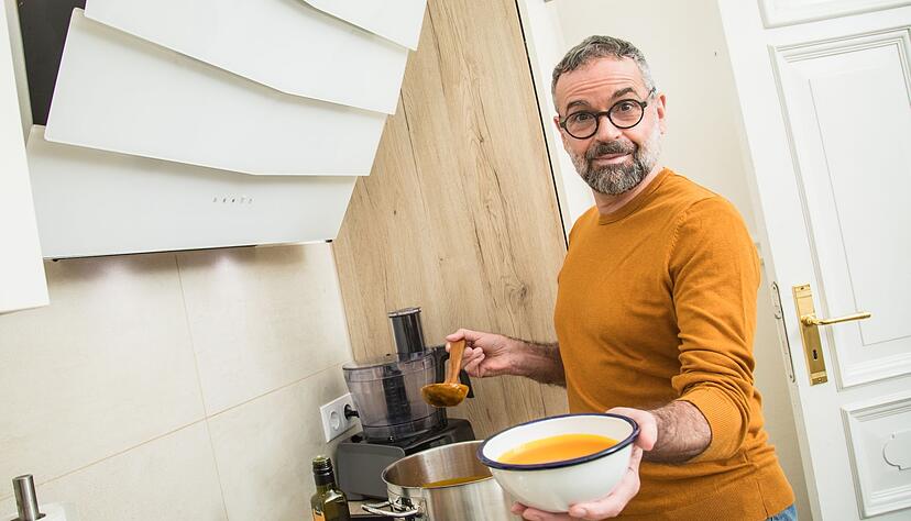 Wie lässt sich die Suppe effizient aufwärmen? Ist es nur ein Schüsselchen, bietet sich die Mikrowelle an. Bei großen Mengen über 500 g kann der Topf allerdings genauso effizient sein. Wie lässt sich die Suppe effizient aufwärmen? Ist es nur ein Schüsselchen, bietet sich die Mikrowelle an. Bei großen Mengen über 500 g kann der Topf allerdings genauso effizient sein.