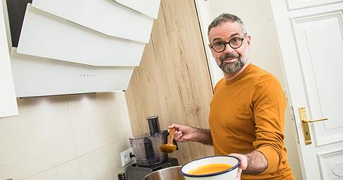 Wie lässt sich die Suppe effizient aufwärmen? Ist es nur ein Schüsselchen, bietet sich die Mikrowelle an. Bei großen Mengen über 500 g kann der Topf allerdings genauso effizient sein.