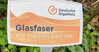 Giganetz-Werbestecker verrotten langsam in den Vorg&auml;rten mancher Kommunen, die noch immer auf den Glasfaser-Ausbau warten.
