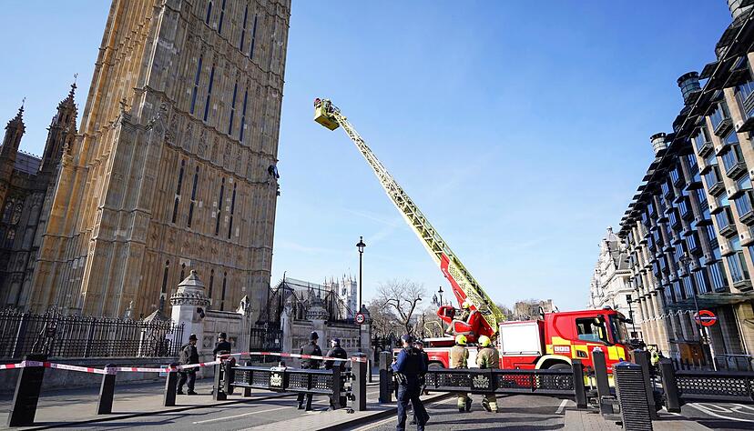 Gro&szlig;einsatz in London: Ein Mann ist auf den Turm mit der Glocke Big Ben geklettert.