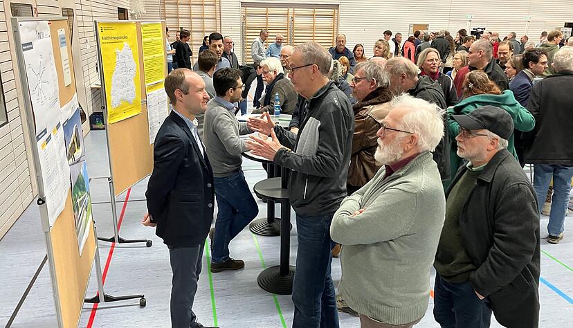 Der erste gro&szlig;e Infoabend zur Reaktivierung der Kochertalbahn fand am Mittwoch in Kupferzell statt. Hier beantwortet Yannick Beutel von der Nahverkehrsgesellschaft Baden-W&uuml;rttemberg (links vor der Stellwand) Fragen zum Fahrplan.