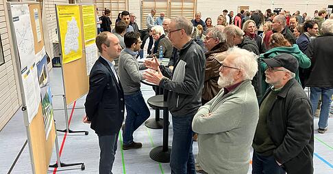 Der erste gro&szlig;e Infoabend zur Reaktivierung der Kochertalbahn fand am Mittwoch in Kupferzell statt. Hier beantwortet Yannick Beutel von der Nahverkehrsgesellschaft Baden-W&uuml;rttemberg (links vor der Stellwand) Fragen zum Fahrplan.