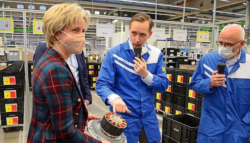 Wirtschaftsministerin Nicole Hoffmeister-Kraut mit dem "Unterzusammenbau" eines gro&szlig;en Ventilators. Bei ihr Matthias Jakob (Leiter Produktion Werk Hollenbach, Mitte) und Thomas Wagner, Gruppengesch&auml;ftsf&uuml;hrer Produktion.