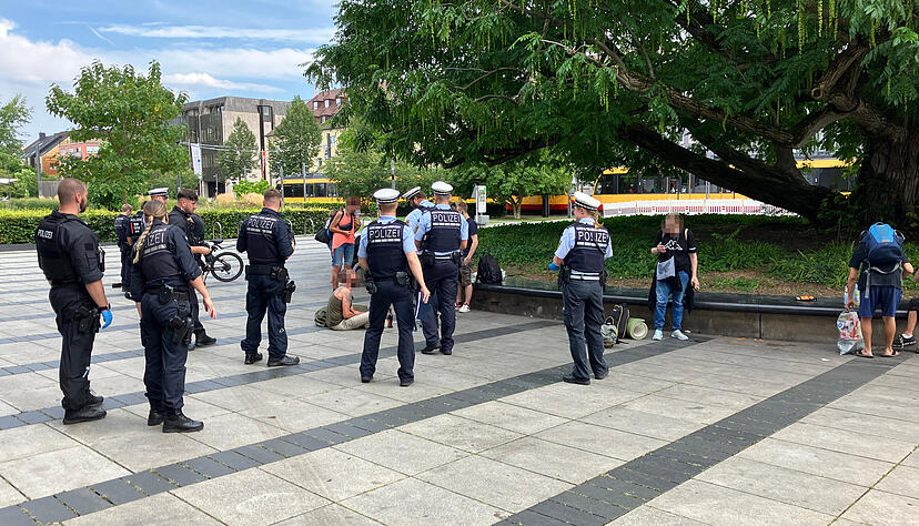 Polizeikontrolle am Flügelnussbaum am Stadtgarten in Heilbronn. Polizeikontrolle am Flügelnussbaum am Stadtgarten in Heilbronn.