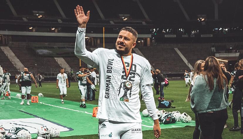 Tim Stadelmayr, hier beim Gewinn der Meisterschaft 2022, hat sich von der deutschen Football-Bundesliga und den Schw&auml;bisch Hall Unicorns verabschiedet.