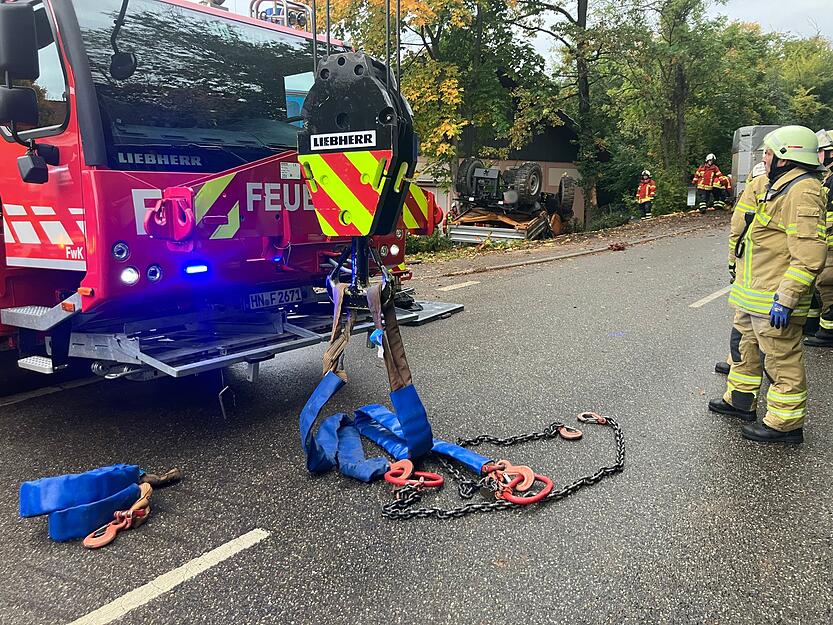 Für die Bergung des Unimogs in Bad Friedrichshall-Kochendorf ist am Montagabend ein Kran der Feuerwehr nötig.